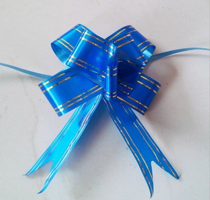 Metallischer Zugbogen mit goldenen Linien, die perfekte Ergänzung zu Ihrem Hochzeitsfestdekor.