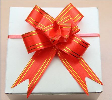 Metallischer Zugbogen mit goldenen Linien, die perfekte Ergänzung zu Ihrem Hochzeitsfestdekor.