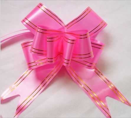 Metallischer Zugbogen mit goldenen Linien, die perfekte Ergänzung zu Ihrem Hochzeitsfestdekor.