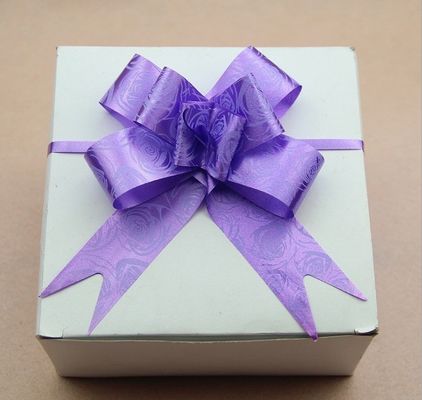 Schöne und schnelle Farbe Organza Ziehen Sie Stringbögen für Hochzeitsfeier in Satinmaterial