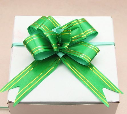 Schöne und schnelle Farbe Organza Ziehen Sie Stringbögen für Hochzeitsfeier in Satinmaterial