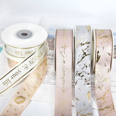 Elastizierte Bogen aus Satinband mit Streckschleife für Geschenkboxen